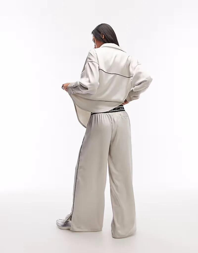 Атласные брюки Nike с широкими штанинами и поясом, кремового цвета — фото 2
