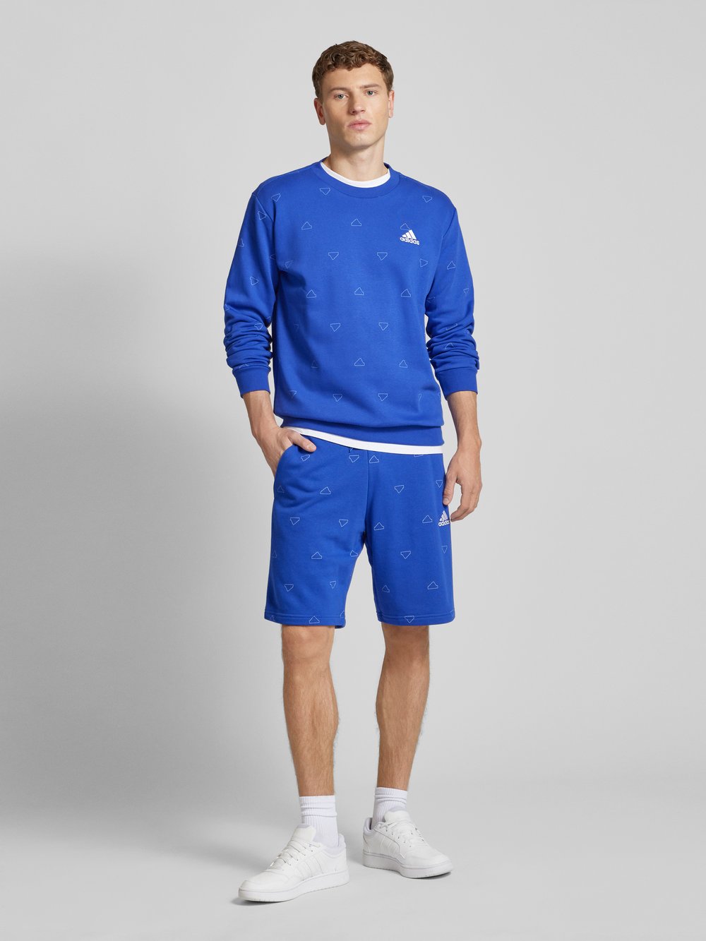 

Спортивные шорты с пришитыми этикетками ADIDAS SPORTSWEAR