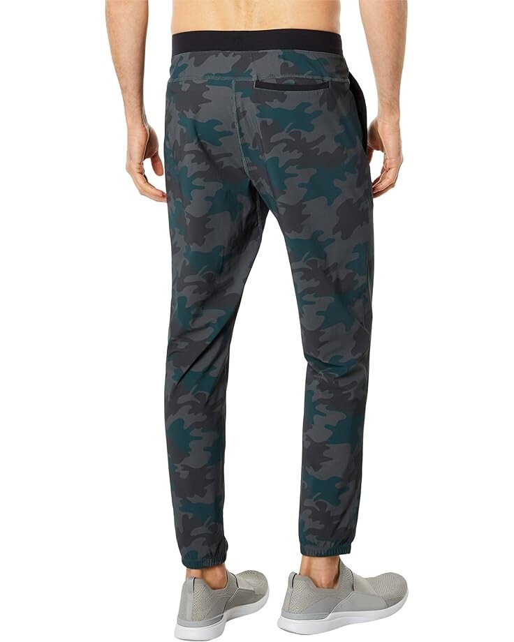 

Брюки Rhone Versatility Pants, цвет Wild Forest Camo