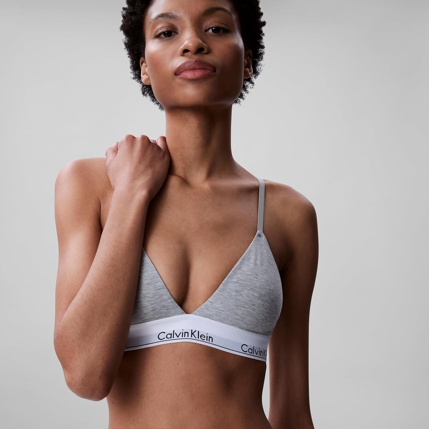Женский современный хлопковый бюстгальтер-бралетт Calvin Klein с треугольными чашечками и легкой подкладкой, с бретельками без косточек, Grey Heather — фото 4
