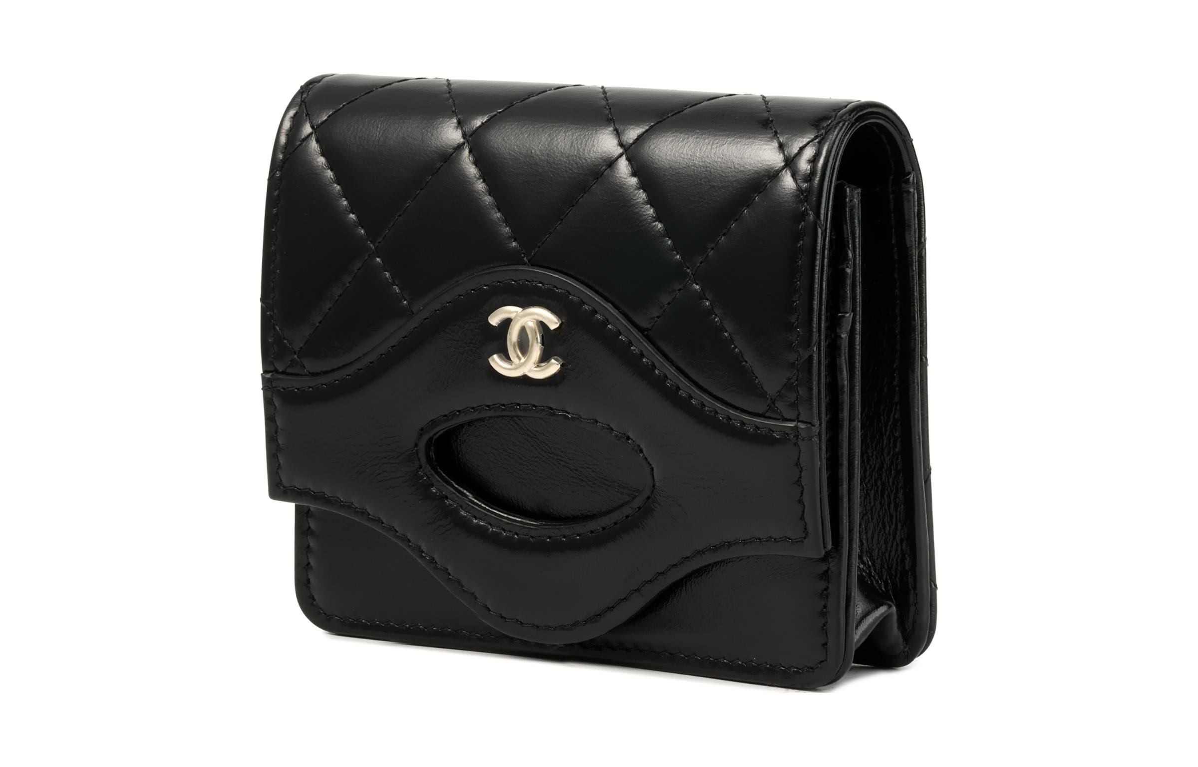 Блестящий кошелек для монет и карт из телячьей кожи черный CHANEL — фото 2