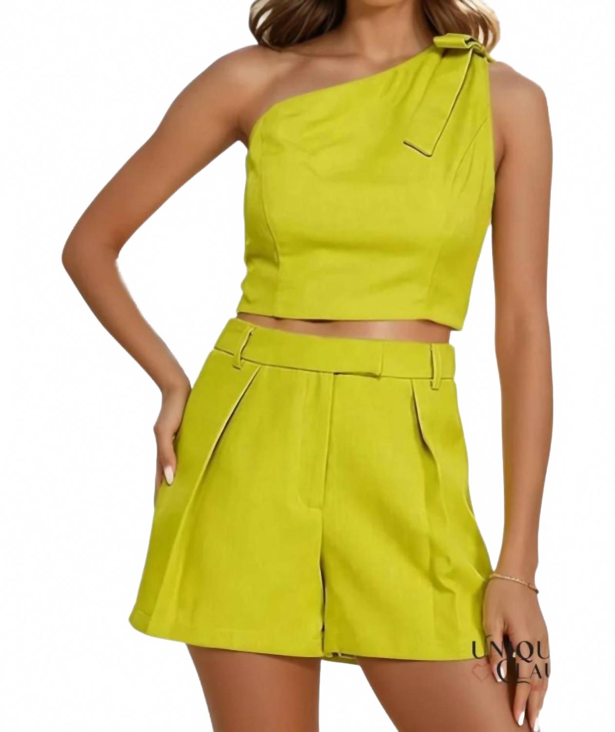 

Короткий комплект Paige на одно плечо с бантом в цвете лайм Milk & Honey, Lime