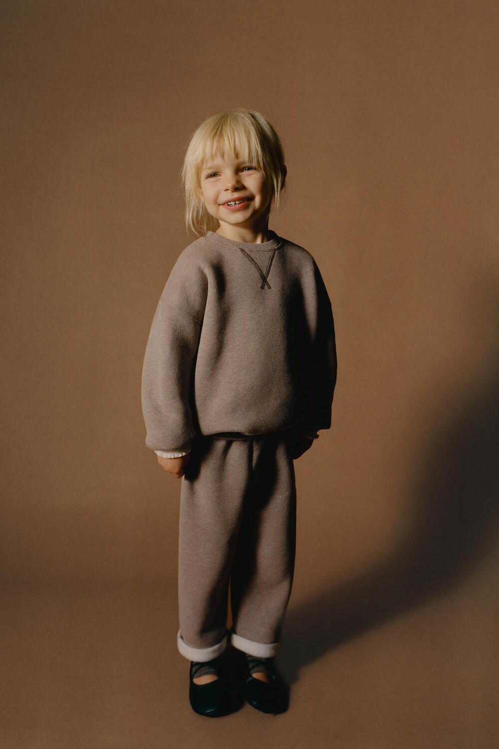 

Мягкие однотонные брюки ZARA, коричневый/серо-коричневый