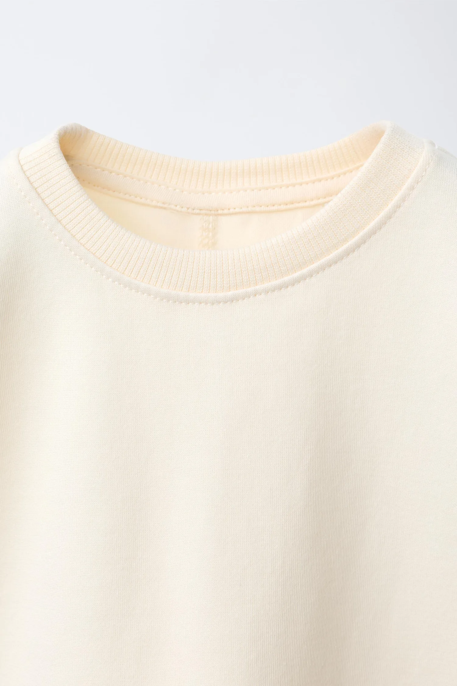 Однотонная футболка из трикотажа Zara, экрю — фото 3
