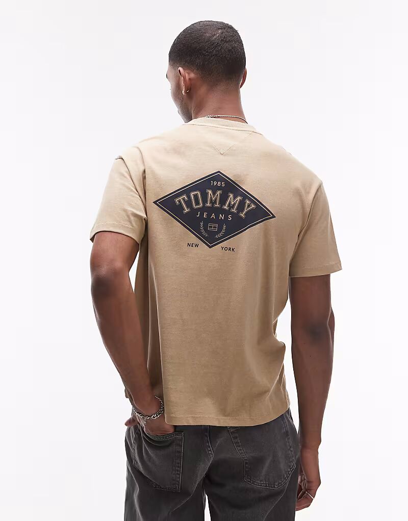 

Футболка Tommy Jeans с графическим принтом на спине в бежевом цвете