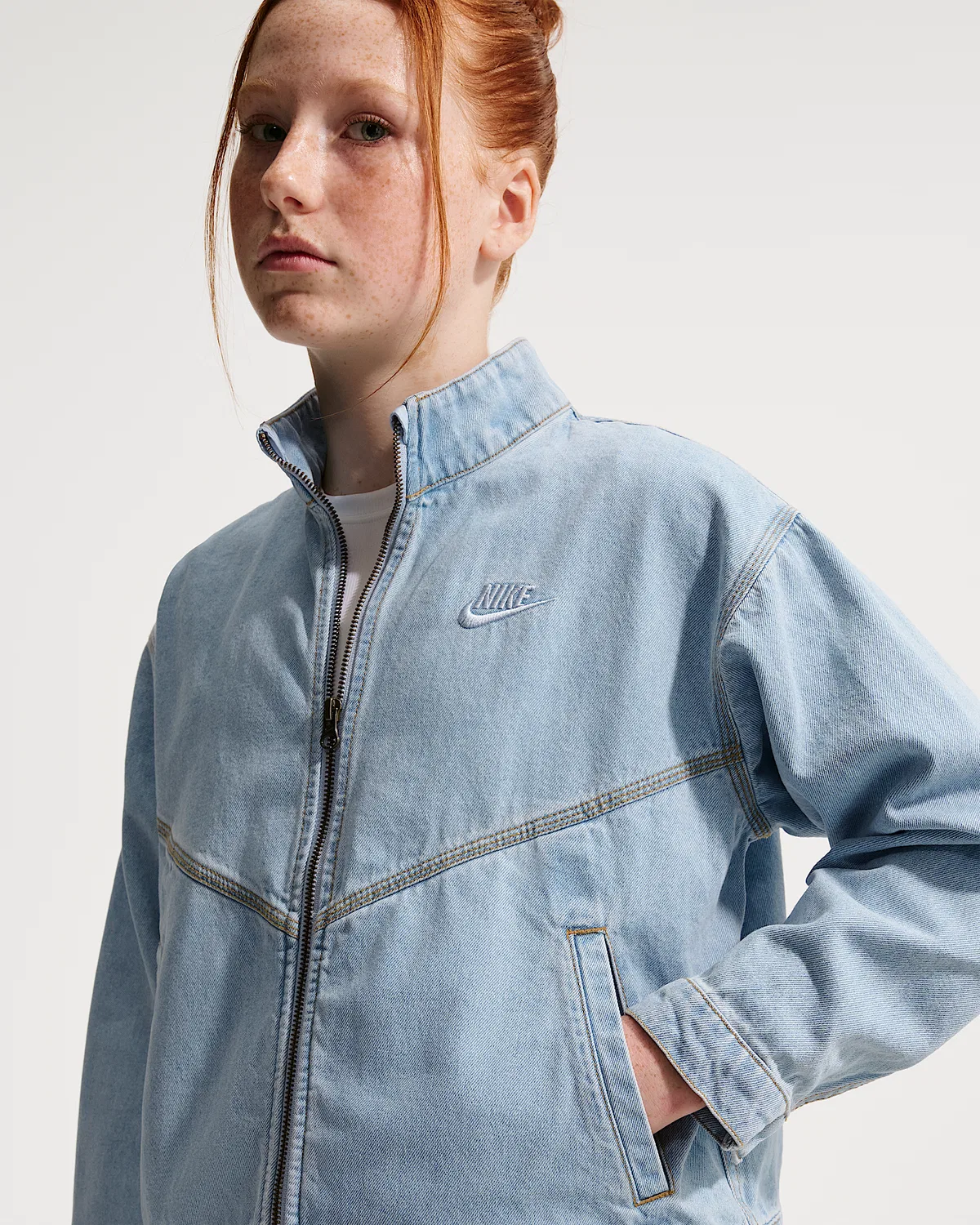 Детская джинсовая куртка Nike Sportswear Collection Windrunner, Light Armory Blue/Light Armory Blue/Wheat/Light Armory Blue — фото 3