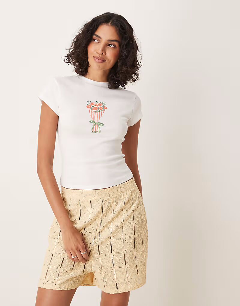 

Детская футболка ASOS DESIGN с цветочным принтом цвета кокосового молока