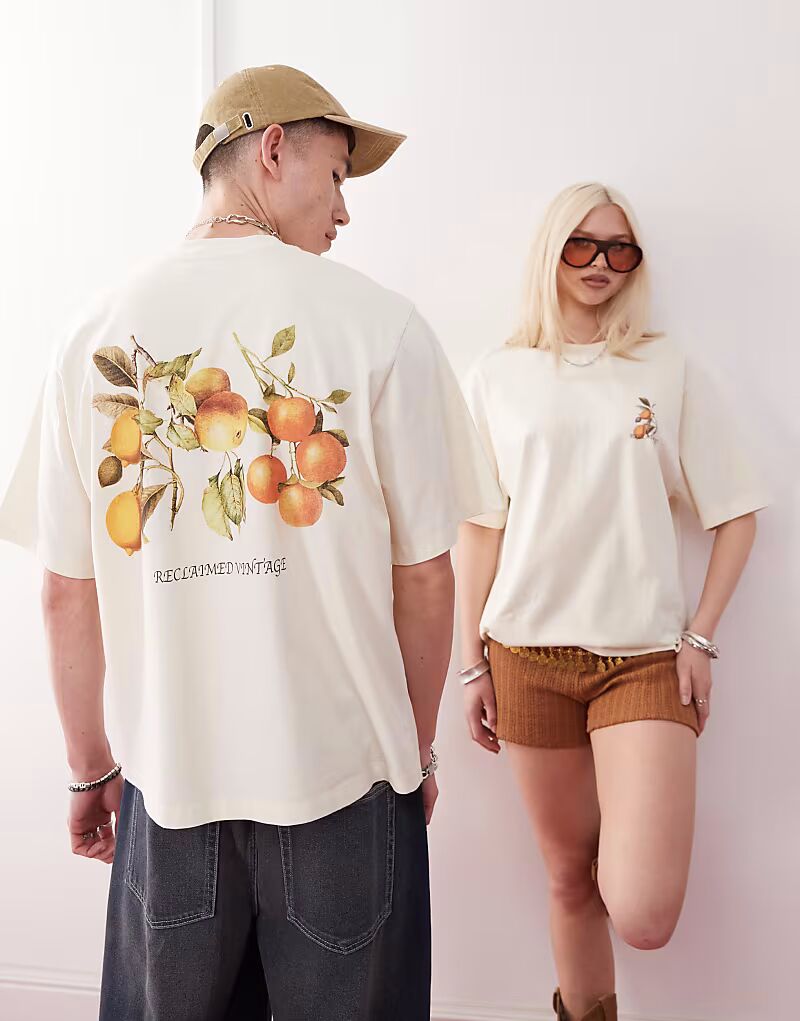

Reclaimed Vintage укороченная свободная футболка унисекс с принтом фруктов на спине в цвете экрю