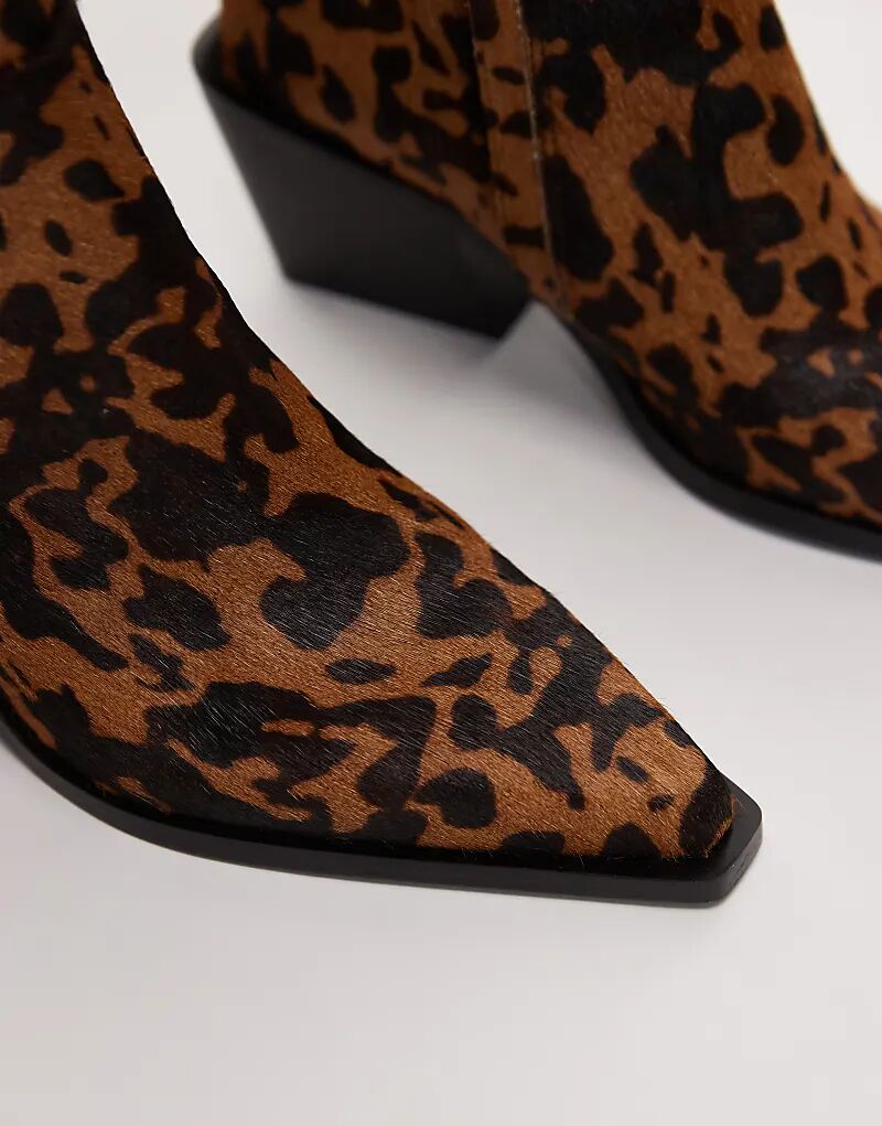 & Other Stories кожаные сапоги на остром каблуке с коричневым принтом под коровью шерсть — фото 3
