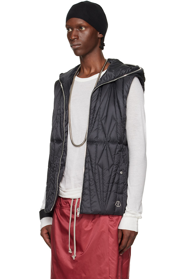 Пуховый жилет Moncler + Rick Owens с геокамо и застежкой-молнией, черный — фото 4