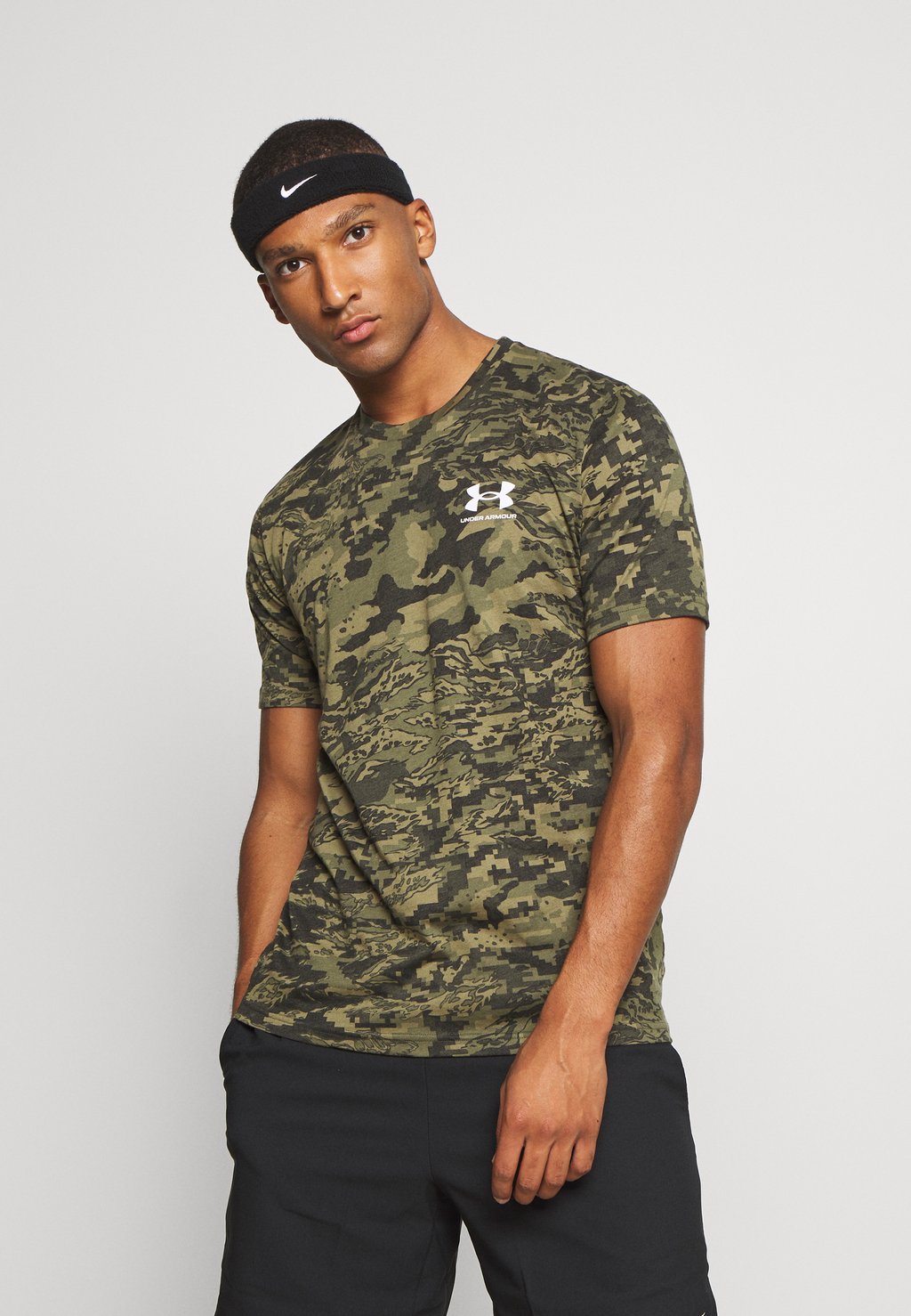 

Футболка с принтом CAMO Under Armour, черный/хаки