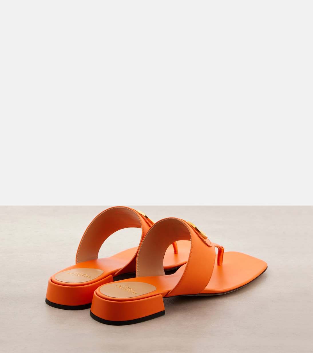 Кожаные босоножки с ремешками VLogo Signature Valentino Garavani, Pumpkin — фото 2