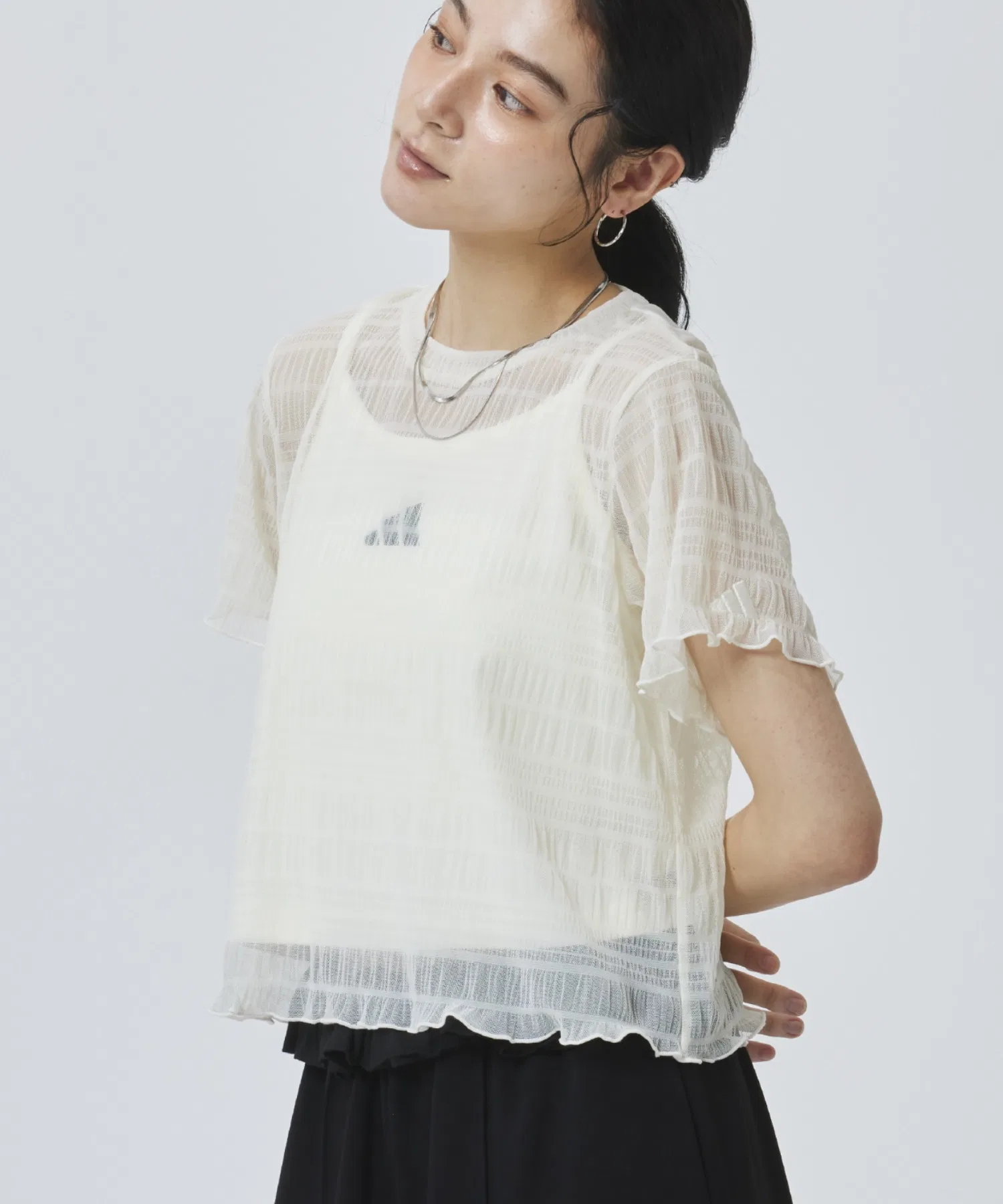 Женская футболка Adidas W SMOCKED SS TEE с логотипом Adidas белая