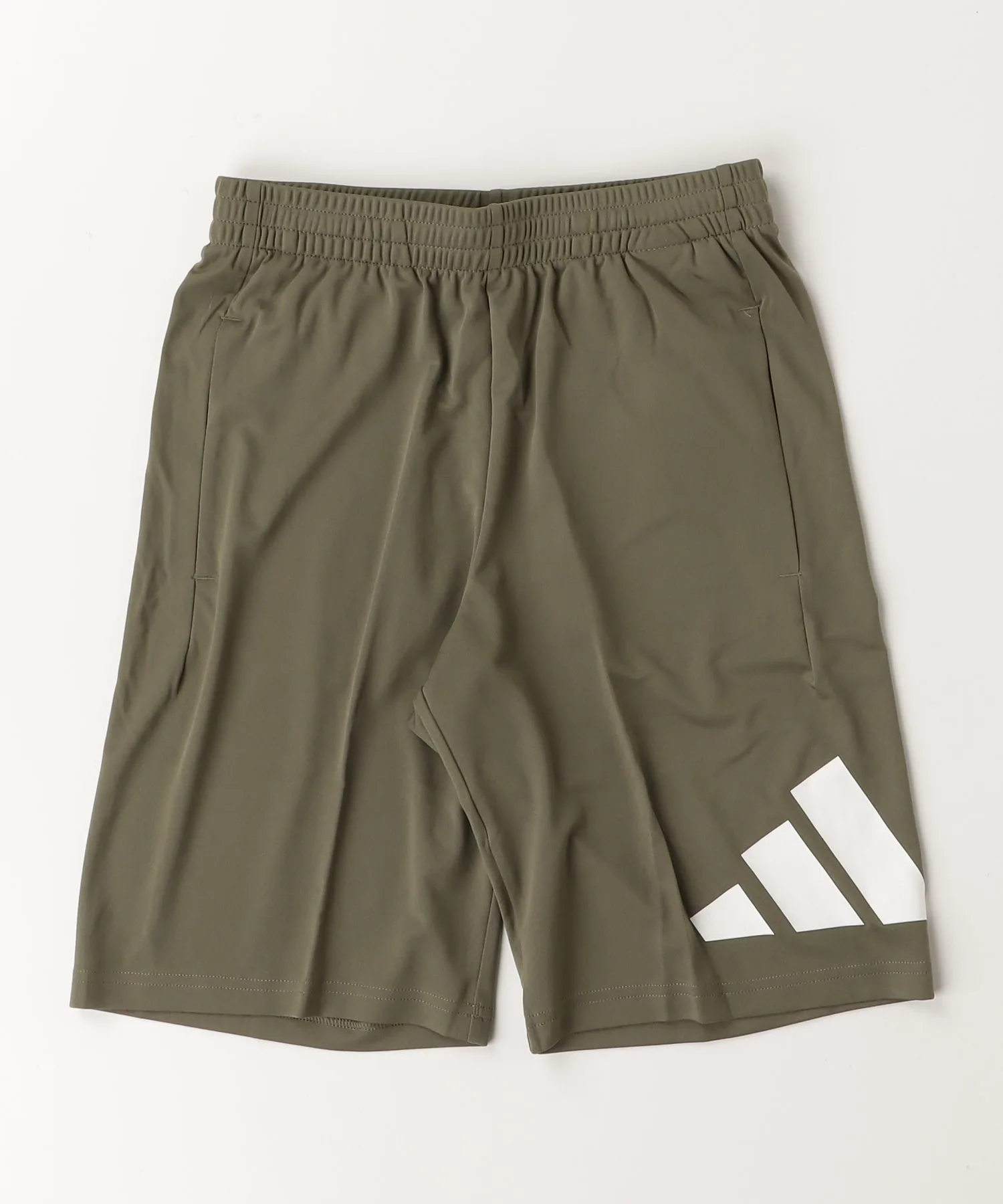 Шорты для тренировок с большим логотипом adidas ESSENTIALS оливковые