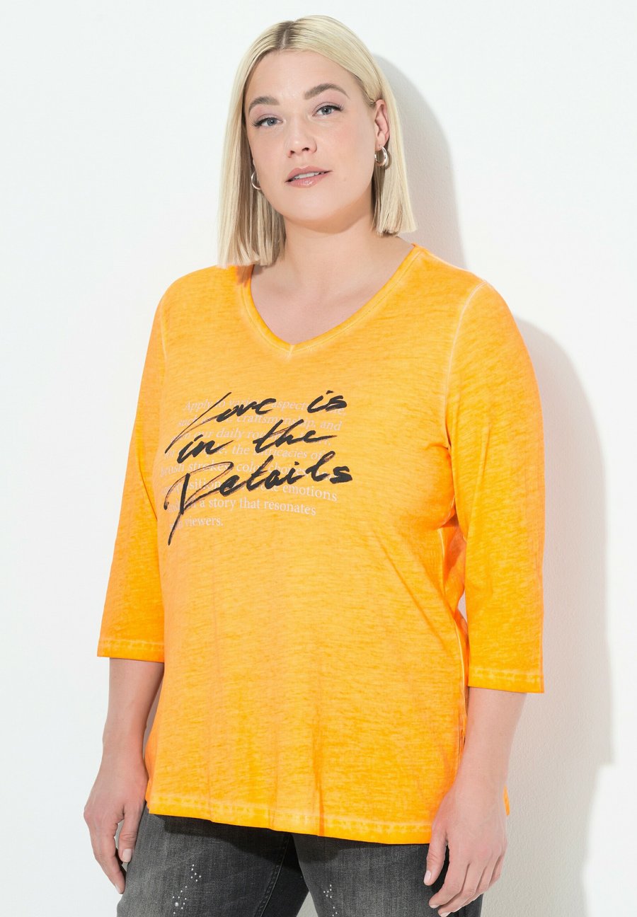 

Топ Ulla Popken LOVE IS IN THE DETAILS 3/4 SLEEVE GRAPHIC, Neon Orange/Orange