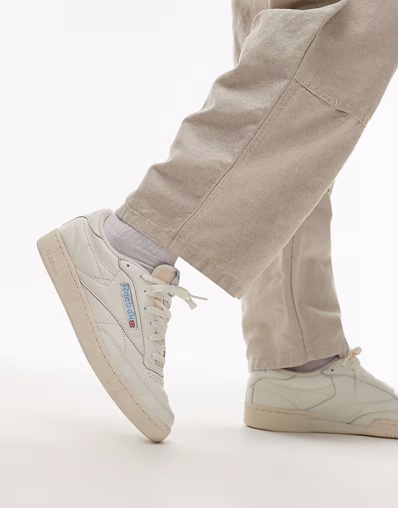 

Кроссовки Reebok Club C 85 в кремово-белом и синем цветах
