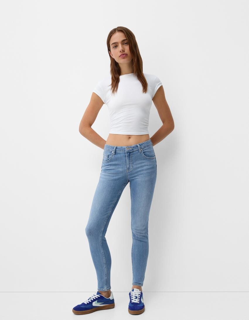 

Узкие джинсы с эффектом пуш-ап Bershka, голубой