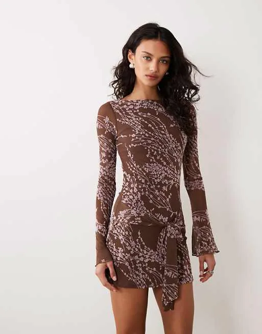 

Коричневое платье мини с длинными рукавами и завязкой на талии Motel Salira