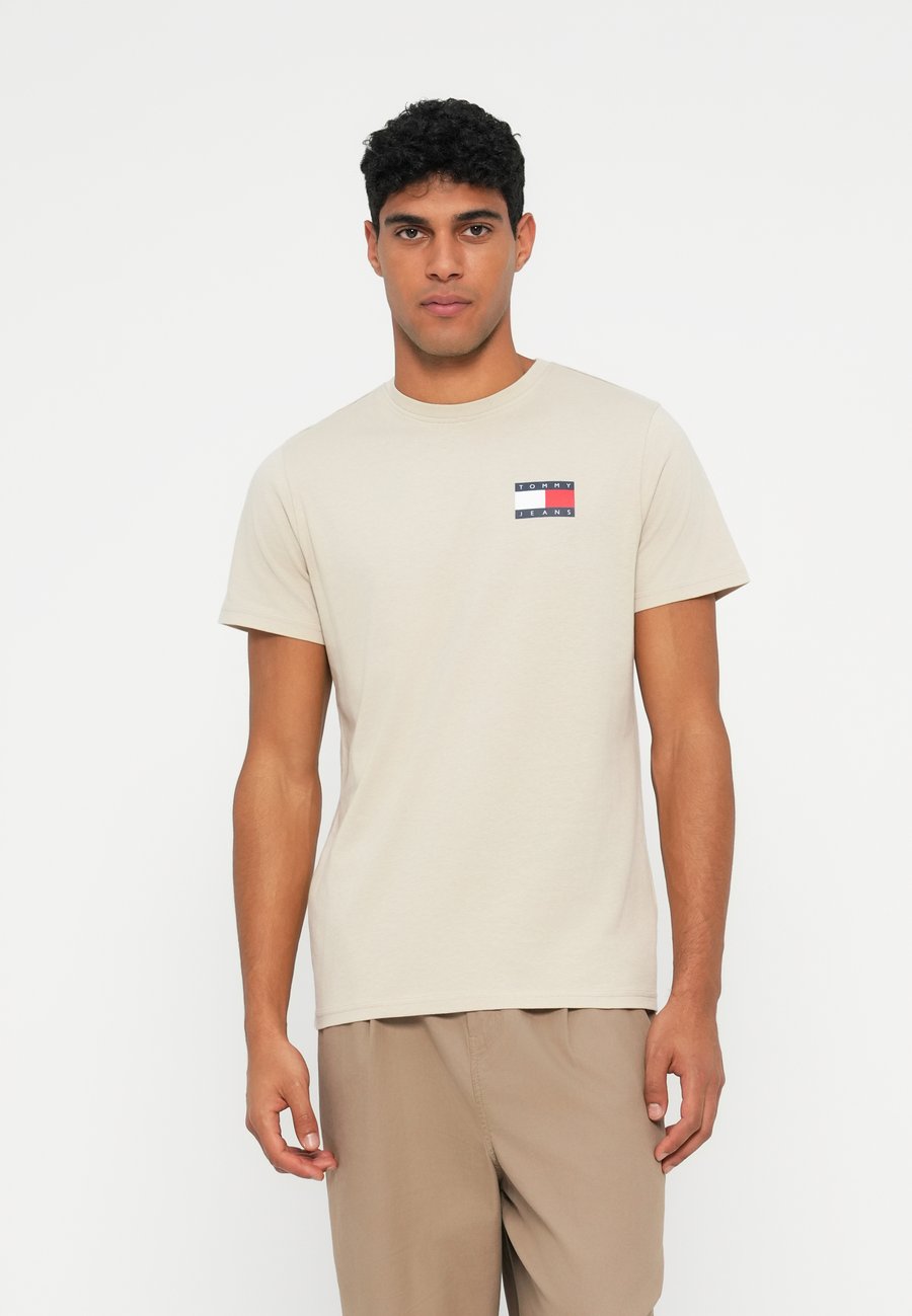 

Футболка Tommy Jeans SLIM ESSENTIAL FLAG TEE, Gulf Sand/Beige, Бежевый, Футболка Tommy Jeans SLIM ESSENTIAL FLAG TEE, Gulf Sand/Beige
