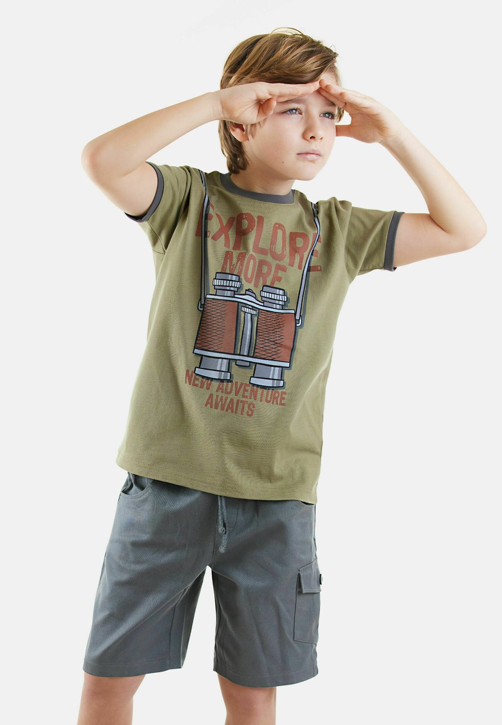

Футболка с принтом EXPLORE SET Denokids, хаки