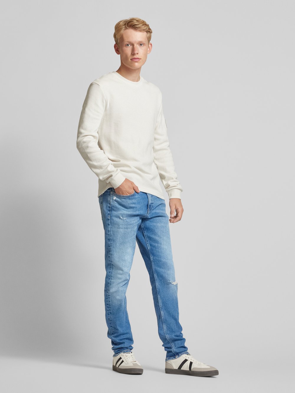 

Узкие зауженные джинсы с рваным эффектом Calvin Klein Jeans