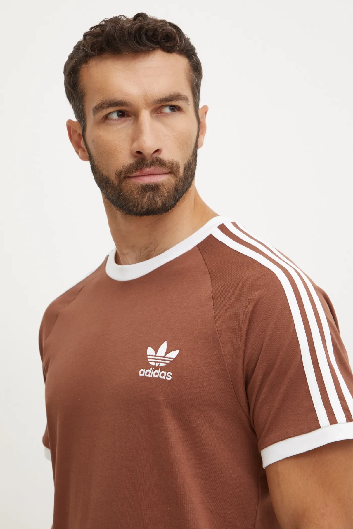 

Хлопковая футболка adidas Originals, коричневый