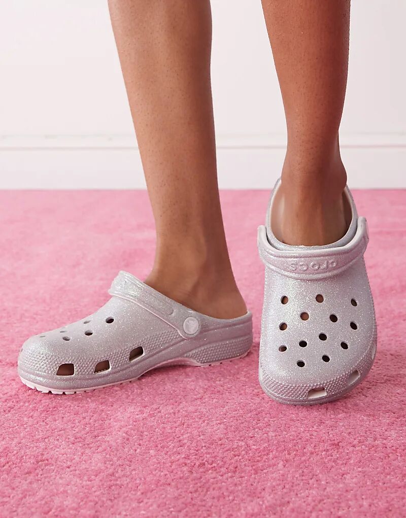Классические блестящие сабо Crocs белого цвета