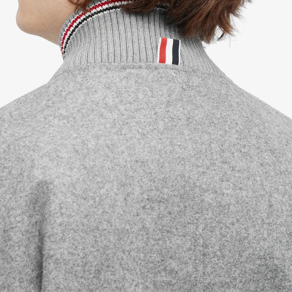 

Thom Browne Укороченная блузонная куртка с 4 полосами, серый