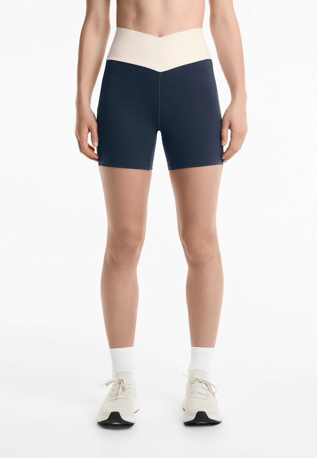 

Шорты PERFECT-ADAPT HIGH-RISE 10CM HOT WITH V-CUT WAIST - Leggings - Trousers OYSHO, темно-синий