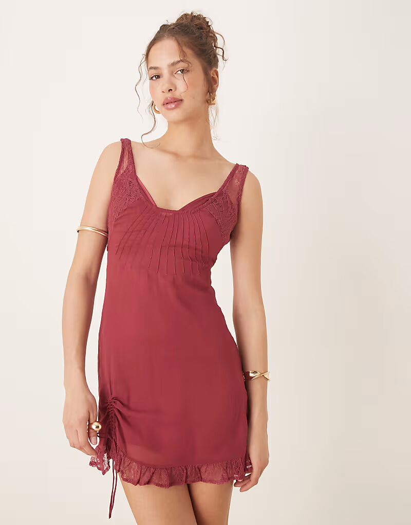 

Мини-платье ASOS DESIGN из кружева и шифона с рюшами по низу малинового цвета