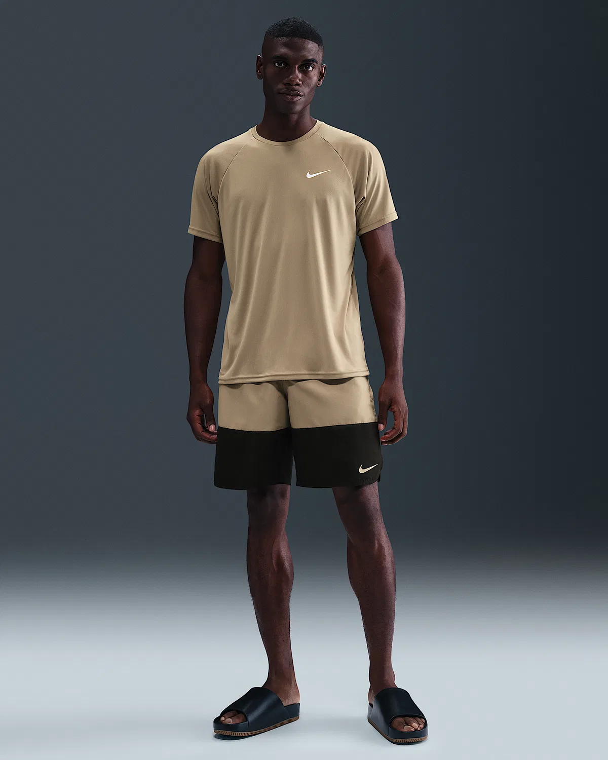 Мужская футболка Nike Swim Hydroguard Essential Dri-FIT UV с коротким рукавом, Parachute Beige/Parachute Beige/Parachute Beige/White — фото 4