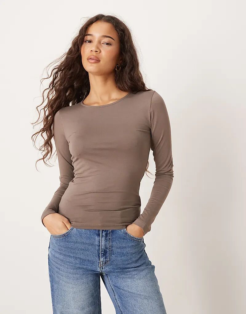 

Приталенный топ Gina Tricot Soft Touch с круглым вырезом в грибно-коричневом цвете