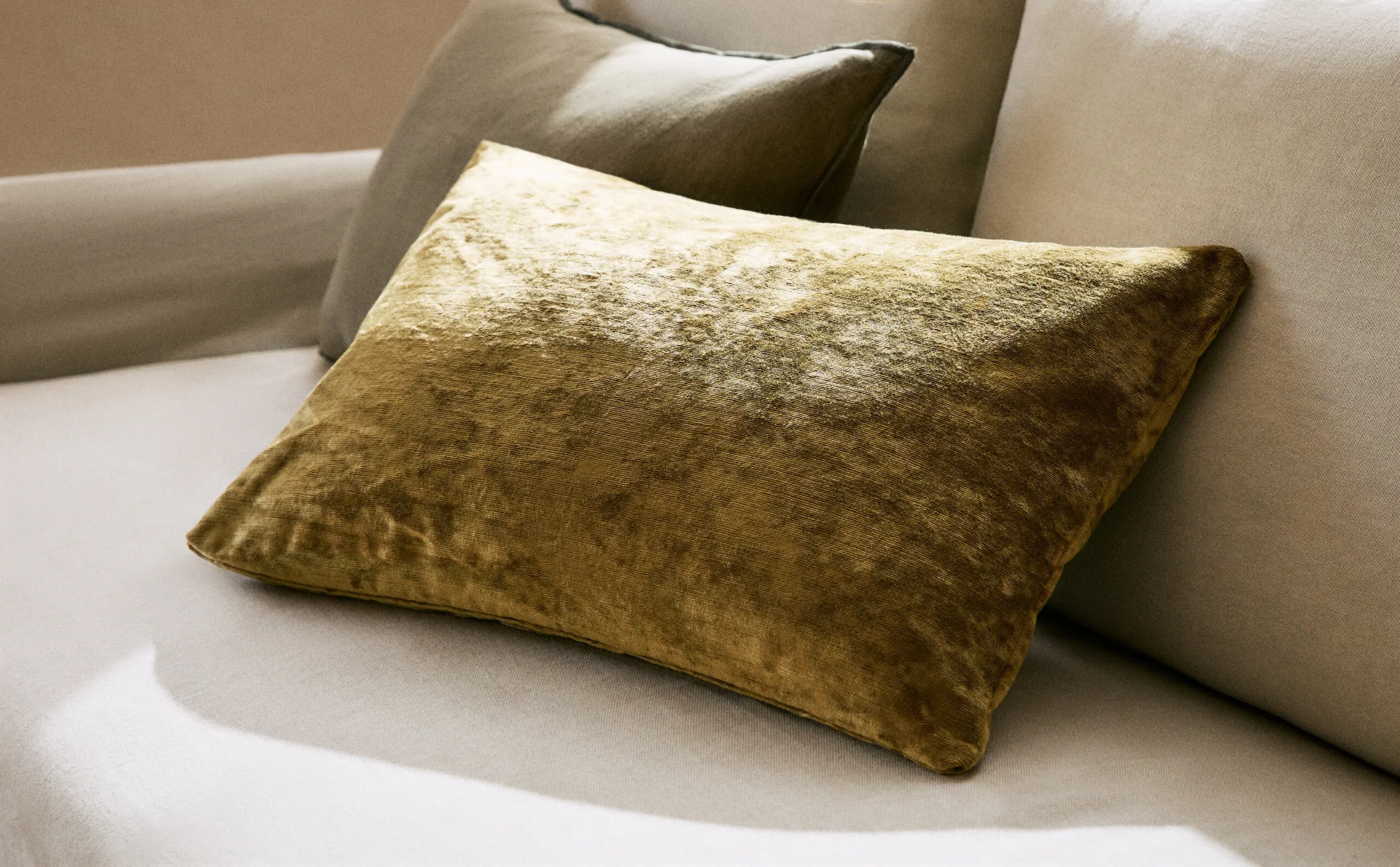 

Бархатный чехол на подушку Zara Home, зеленый