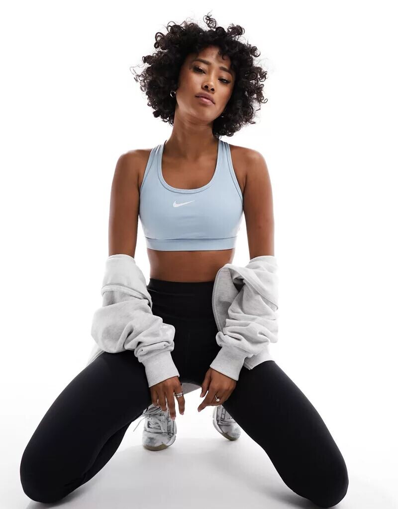 

Голубой бюстгальтер средней поддержки Nike Swoosh Dri-Fit