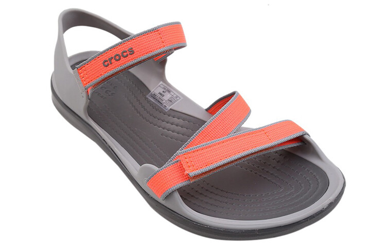 Пляжные сандалии женские Ярко-коралловые/светло-серые Crocs — фото 3