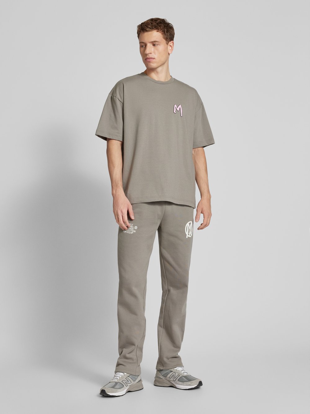 

Футболка оверсайз с этикеткой Multiply Apparel, светло-серый