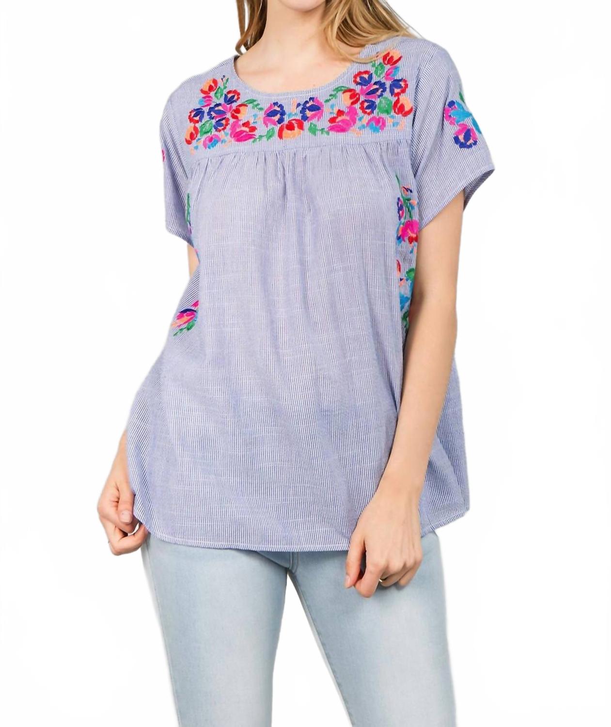 

Топ с вышивкой On The Border в синюю полоску SEE AND BE SEEN