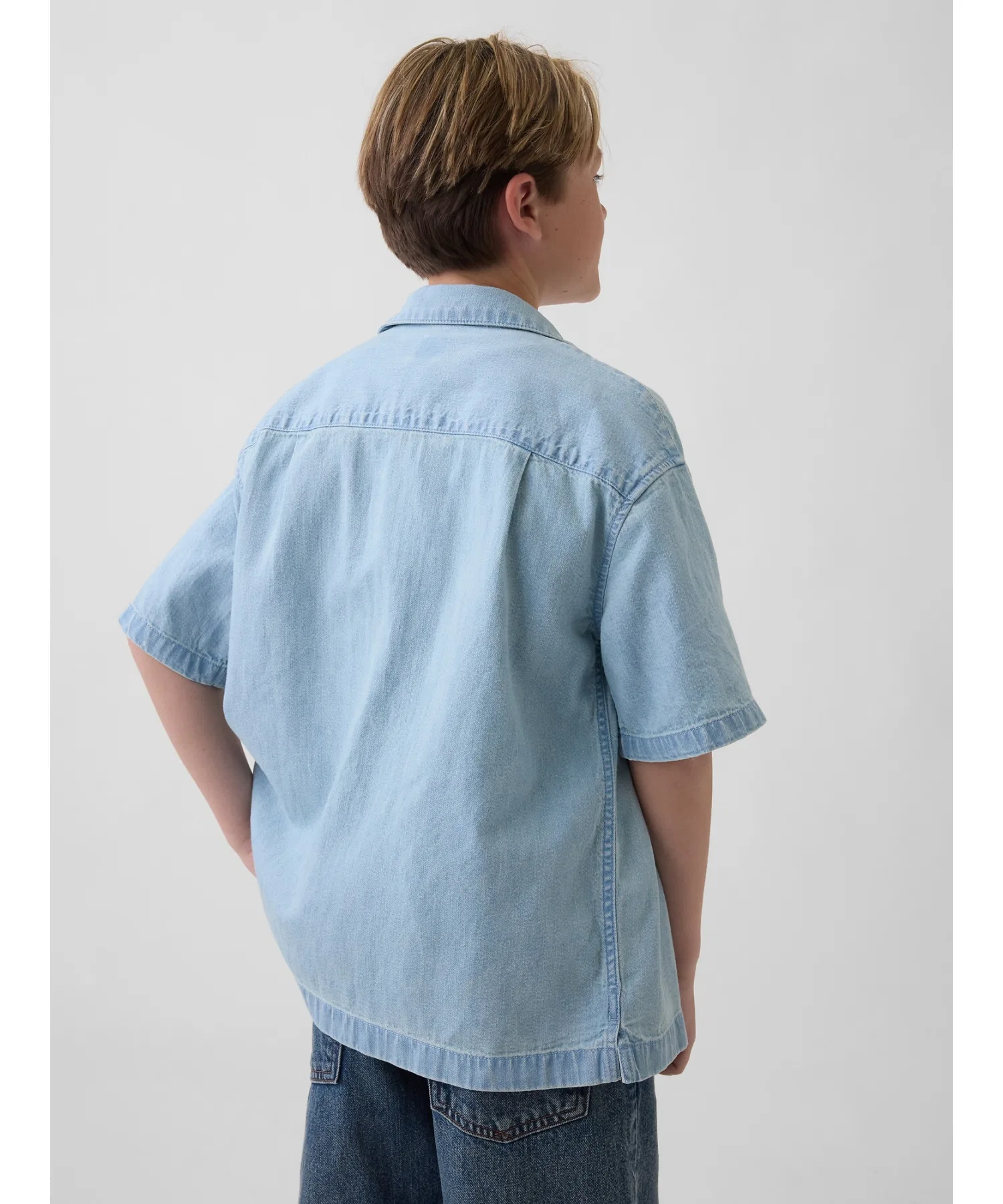 Детская джинсовая рубашка GAP Relaxed Fit светло-синяя — фото 3