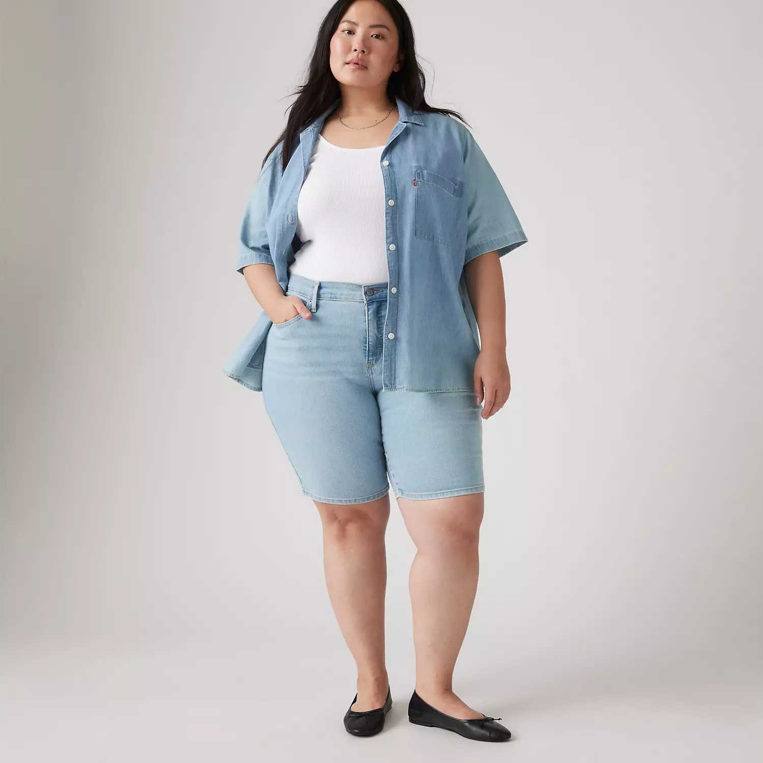 

Женские шорты-бермуды Shaping (размер Plus) Levi's, цвет Double Duty Short - Light Wash