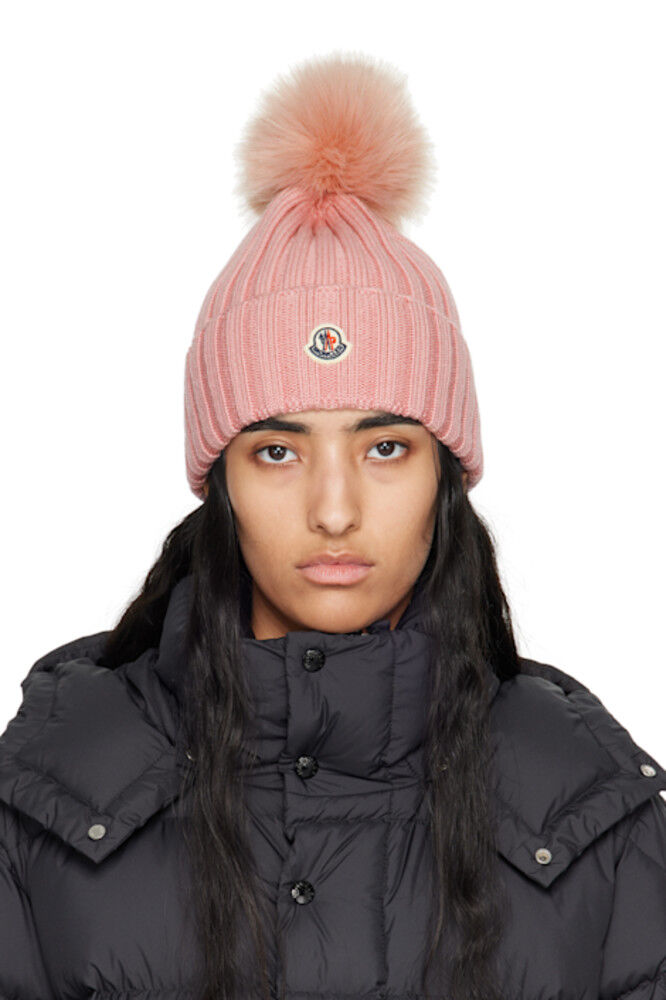 

Розовая шапка с помпоном Moncler
