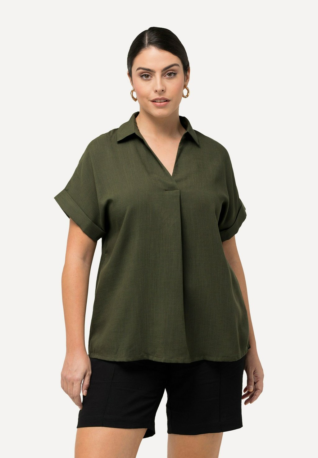 

Блуза BUTTON ACCENT BACK SHORT SLEEVE Ulla Popken, темно-зеленый