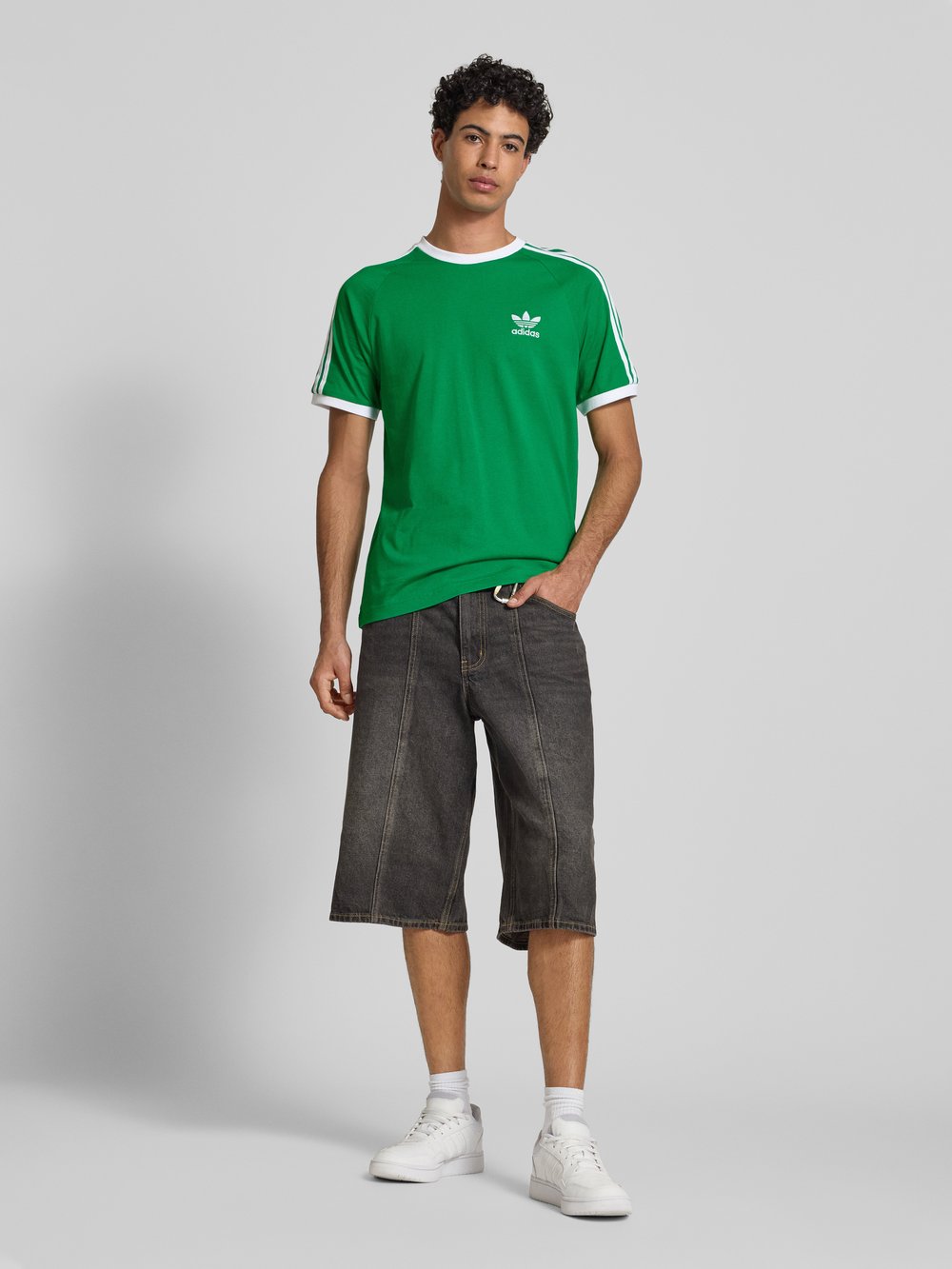 

Футболка с ребристым круглым вырезом adidas Originals, зеленый