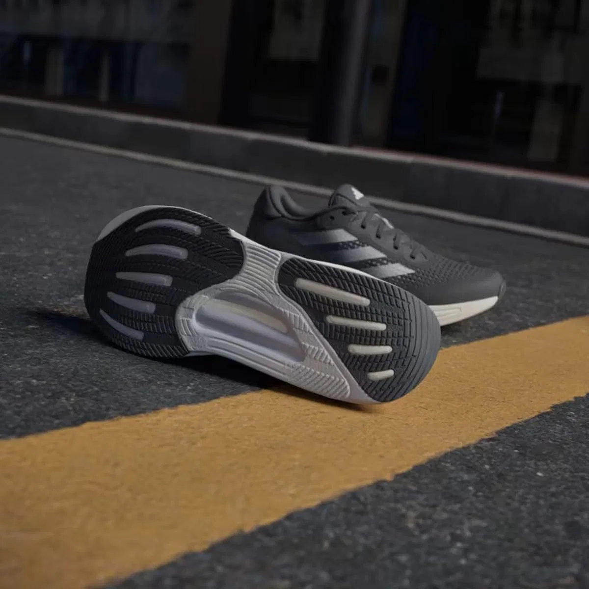 Мужские кроссовки ADIDAS Supernova Solution, цвет: черный/белый/карбон — фото 3