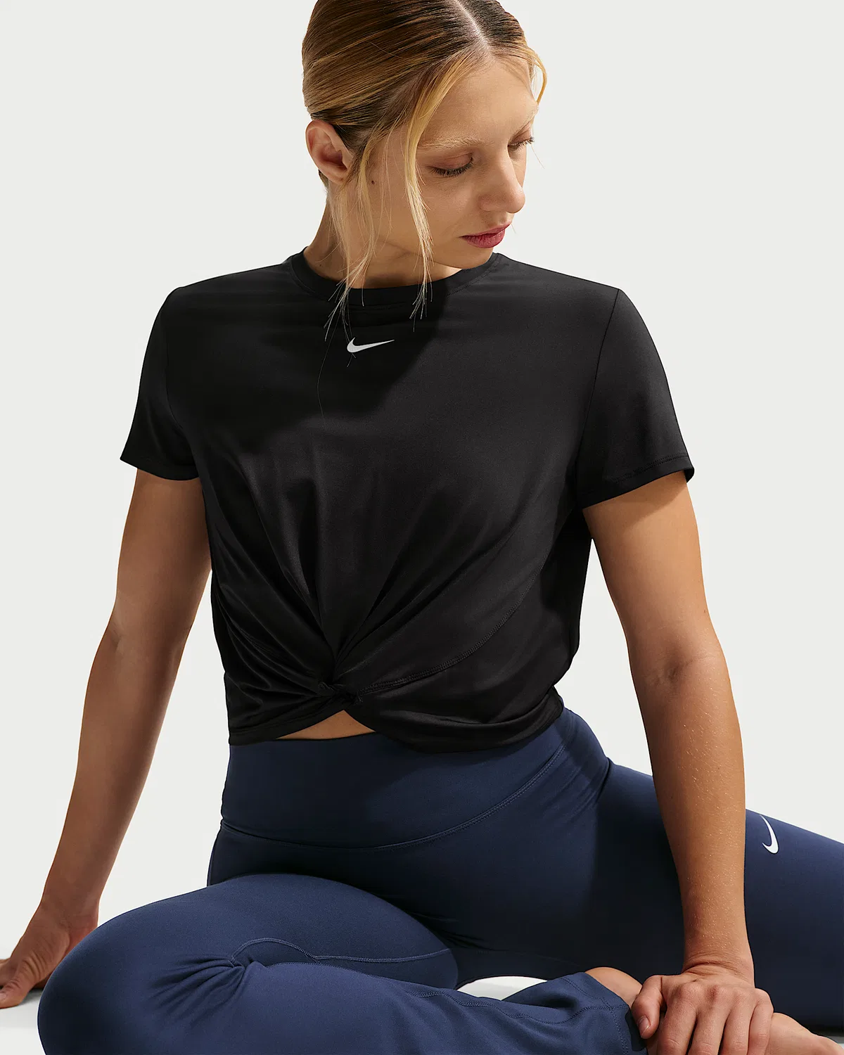 Женский топ Nike One Classic Twist с коротким рукавом Dri-FIT, Black/White — фото 3