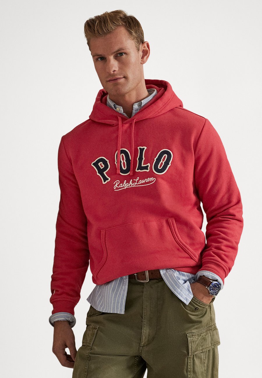 

Толстовка Polo Ralph Lauren THE RL FLEECE WESTERN-LOGO HOODIE, Sunrise Red/Red