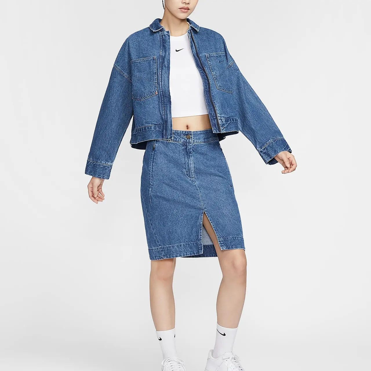 Спортивная джинсовая куртка женская, средне-синяя Nike — фото 3