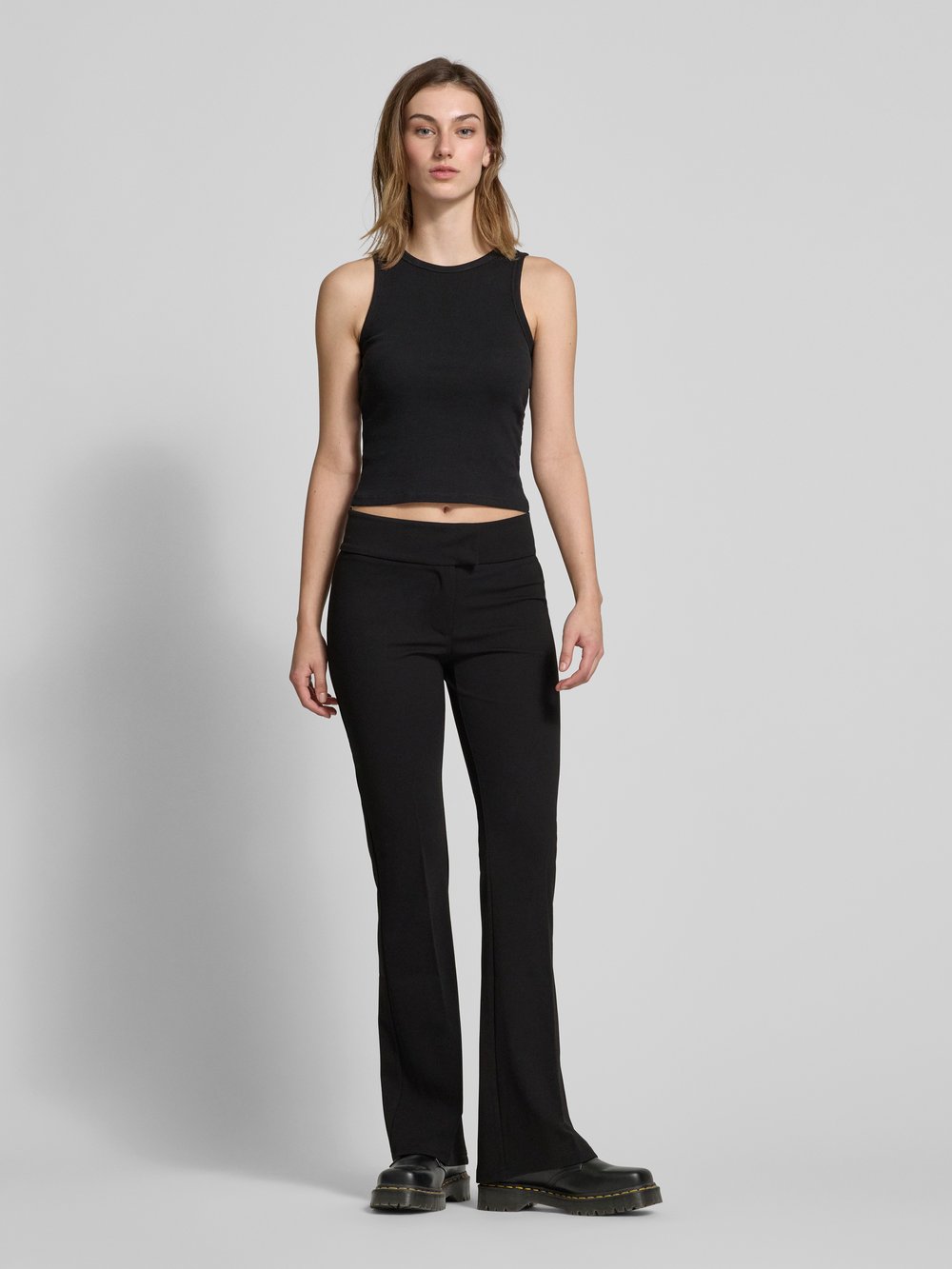 

Узкие брюки со стрелками Gina Tricot, черный