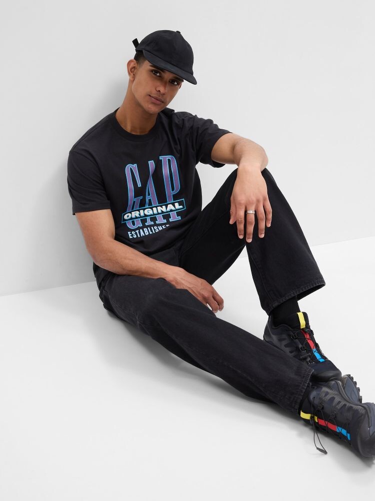 

Футболка с видимым логотипом Gap, черный