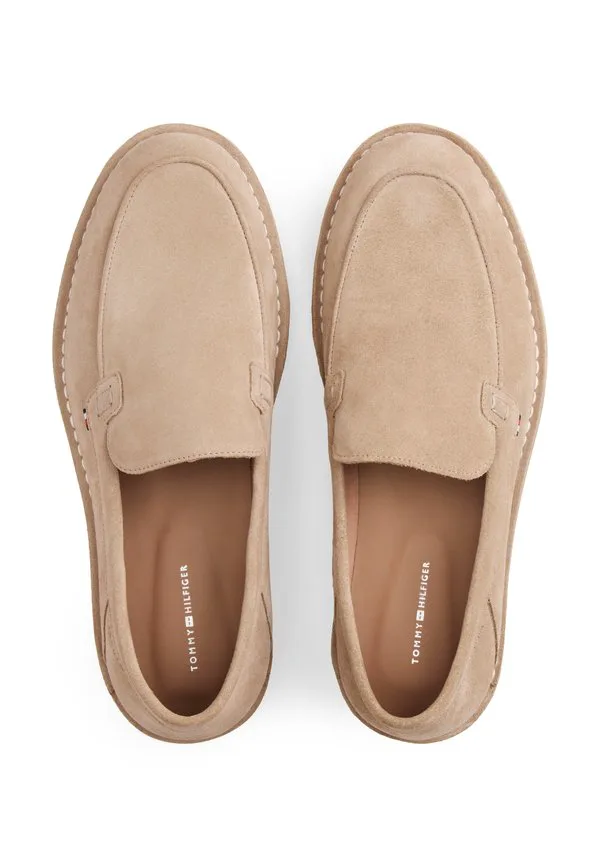 Замшевые лоферы-слипоны с тисненым логотипом Tommy Hilfiger, Coastal Taupe — фото 4
