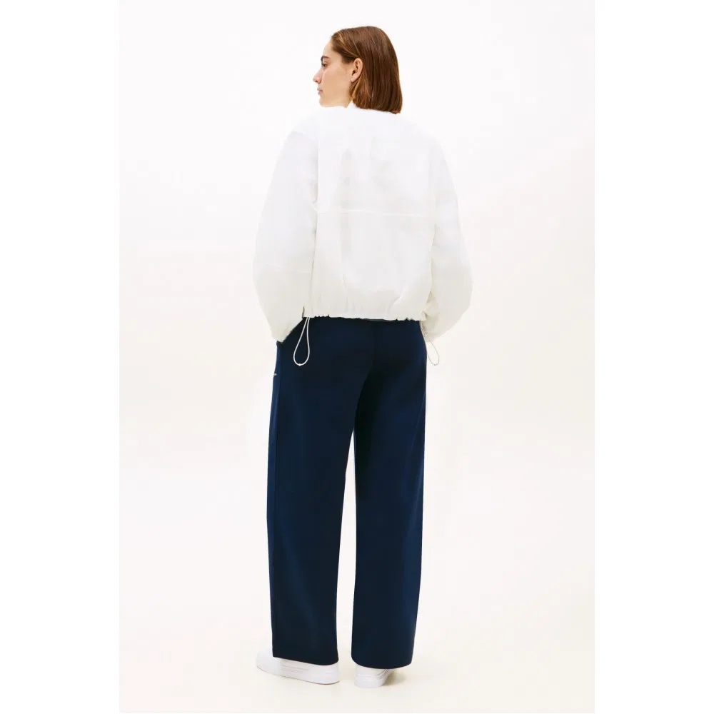 Женская укороченная куртка-бомбер оверсайз цвета айвори от Tommy Hilfiger Women — фото 3